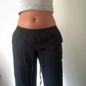 Svarta linnebyxor - Säljer dessa fina trendiga linnebyxor som jag säljer pga jag ska rensa ur garderoben💕