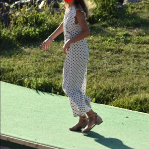 Prickig zara jumpsuit - Såå fin svartvit-prickig byxdress ifrån Zara som tyvärr har blivit för liten! Tror nypriset var runt 300-500 kr men den finns inte kvar längre i varken affär eller hemsida<3 Säljer en väldigt lik fast svart med vita prickar så gå gärna in och kolla🖤🤍