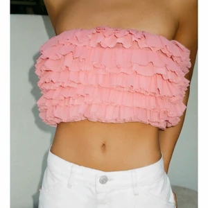 Rosa bandeu topp - Helt oanvänd topp slutsåld topp från Zara i storlek M men passar mig som brukar ha storlek XS och S. Säljer då den inte passar min stil💕 ljuset på mina egna bilder är ganska dåligt men toppen är i samma rosa färg som i första bilden!💕 