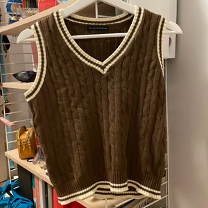 Brun Brandy melville Väst  - Brun väst från brandy melville! Använder inte rocket pay, möts upp eller fraktar<33