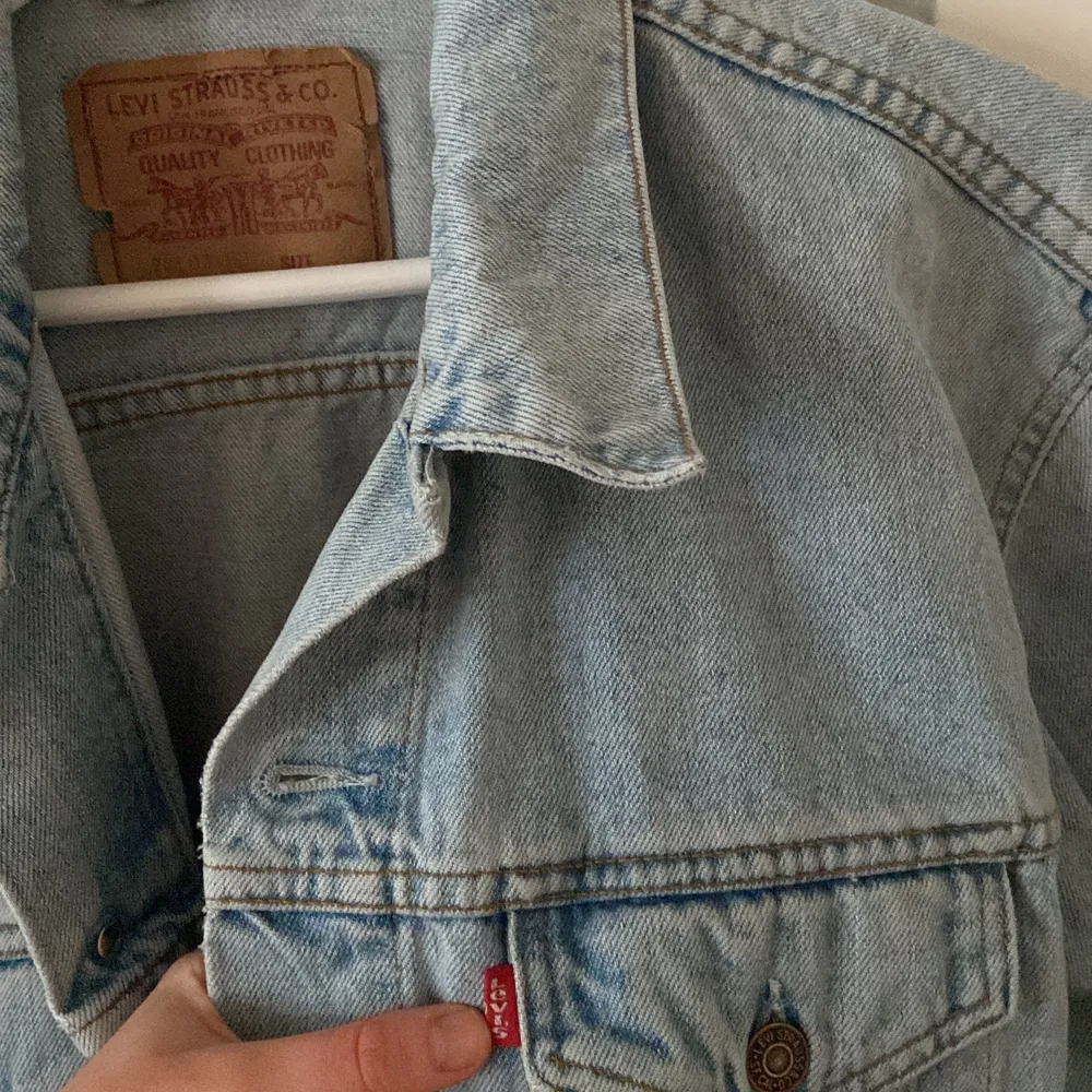 Jättesnygg levi’s jeansjacka, har använt som oversized på mig som är S vanligtvis. Fungerar upp till XL. Jackor.