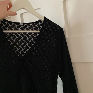 Sammet/See through blus - Svart blus. Svårt att helt se material, sammet med genomskinlig mönster. 