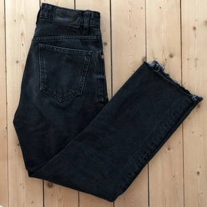Jeans straight  - Raka jeans från Zara i fint skick! Storlek 34 och passar mig som är 160 lång. Har dock klippt dom lite kortare och kanten är därför lite ojämn, vilket syns på bild tre. Köparen står för frakten!💓