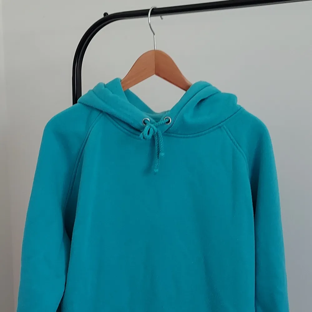 Turkos hoodie från bikbok i storlek large. Modellen är lite oversized och passar därmed inte mig, och därmed även oanvänd. Säljer för 300 kr + frakt som köparen står för själv 💕. Hoodies.