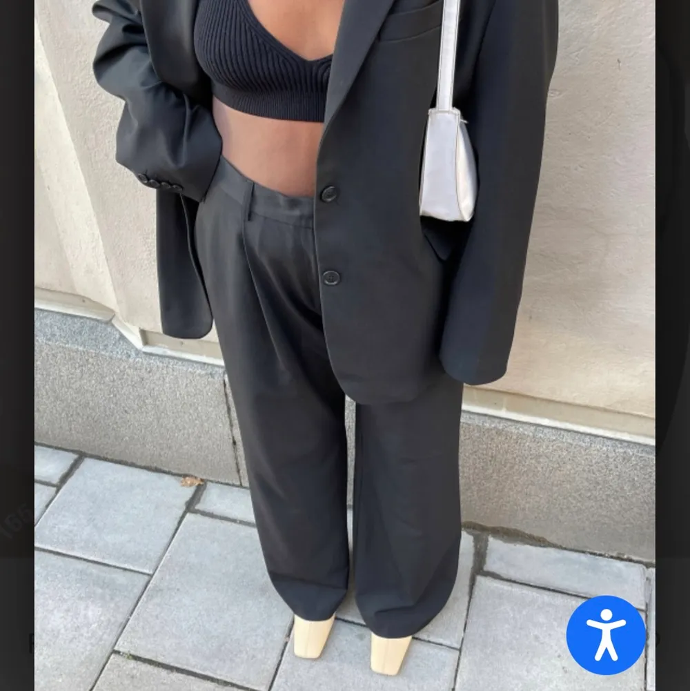 Superfina kostymbyxor ifrån djerf avenue i storlek XS. De är den vanliga längden och sitter ganska loose fit. Säljer då de inte passar längre 🦋 använt skick men inget märkbart.. Farkut & Housut.