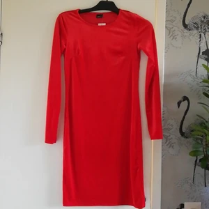 En röd klänning från Gina tricot  - En röd Knälång Kläning. Är från Gina tricot. Har aldrig använt den, den är helt ny.