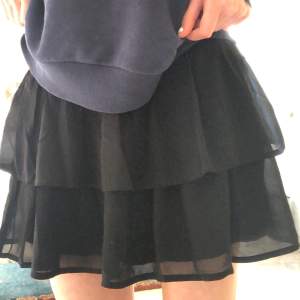 Jättefin svart volang kjol, men funkar också som en topp💗  Vid minsta intresse eller frågor kontakta mig 😊 