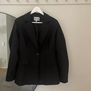 Svart Kavaj - Supersnygg svart kavaj med ballongärm från Na-Kd. Ger en snygg figur då den är figursydd samt har ballongärmar som gör att en vanlig svart kavaj plötsligt blir tråkig! 😉 