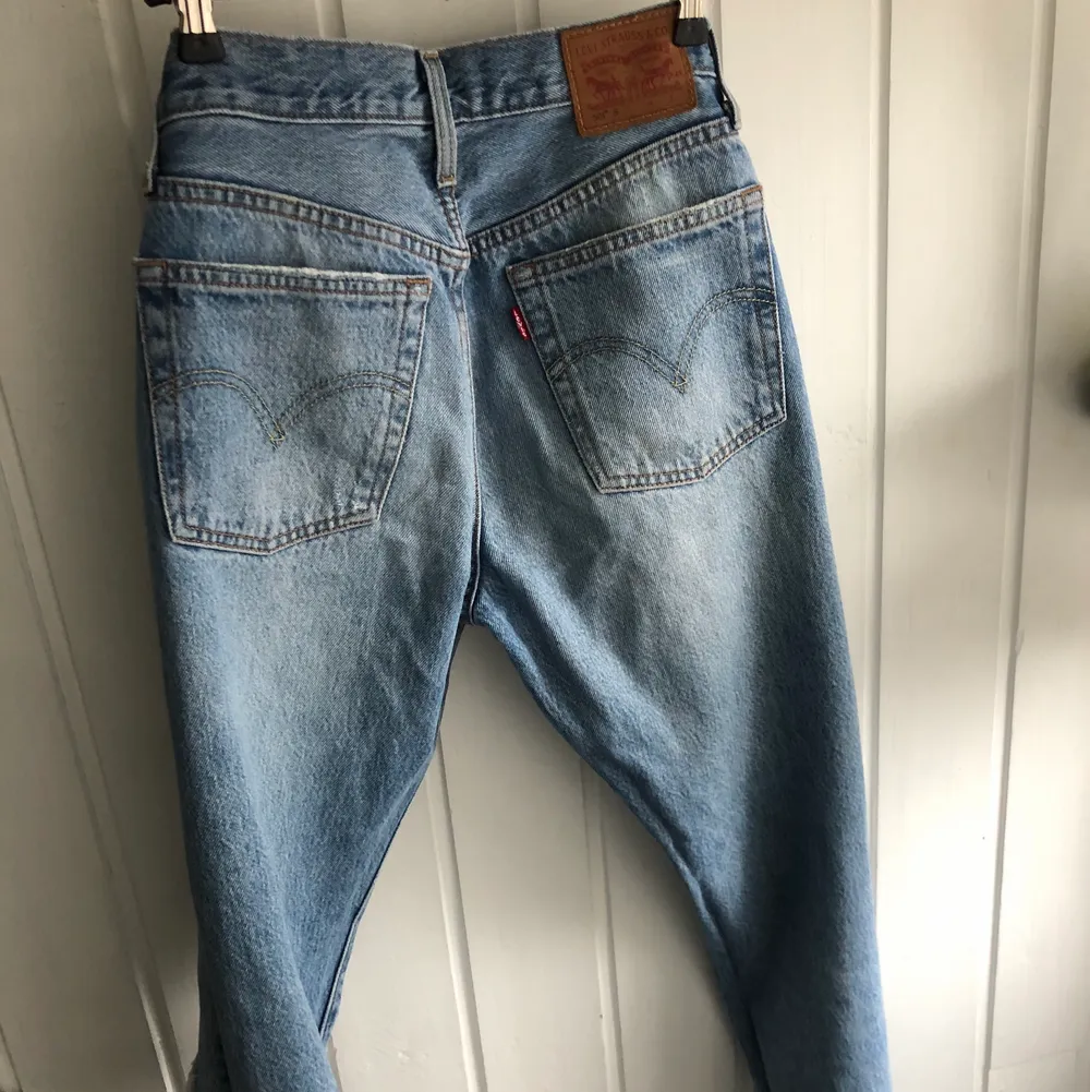 Långa Levis jeans, med hål på framsidan, de är i midrise, passar till 23-25, längd 32. Jeans & Byxor.