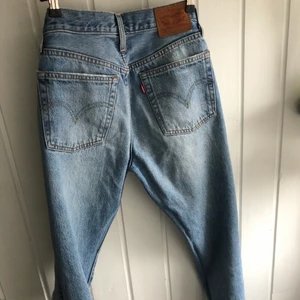 Levi’s jeans - Långa Levis jeans, med hål på framsidan, de är i midrise, passar till 23-25, längd 32