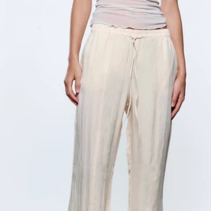 Linnebyxor - Säljer dessa linnebyxor FAST i svart! De är lite uppsydda och passar 165cm och neråt om man vill ha de till fötterna💓 från zara och två fickor baktill