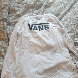 Vans tröja - Vanlig vit vans tröja i stl.M  Använd ett fåtal gånger.