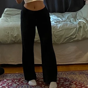 Lågmidjade Kostymbyxor Beyond Retro - Lågmidjade kostymbyxor i storlek M köpta på Beyond Retro (står inget annat märke på de tyvärr). Aldrig använda och säljer då jag inte gillar lågmidjade byxor. Tunt material, men inte genomskinligt. 