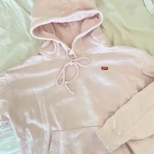 Rosa hoodie från märket Levis i fint skick (knappt använd). Hoodie är i storlek S men är en oversized modell😍💕