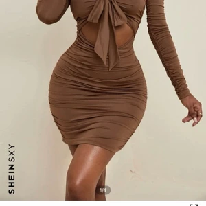 Fest klänning - Ganska kort/medel lång klänning från shein i storlek S, aldrig använd 🤍