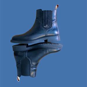 Stiliga gant boots i läder och stretch vid ankle. (Originalpris 2000kr)