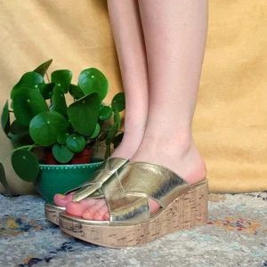 Platåsandaler - Riktigt somriga och härliga platåskor i guld och korkimitation. Bekväma och inte så höga.