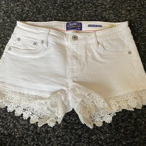 Vita shorts - Vita shorts från crocker, lågmidjade!  Skick: som nyskick Storlek: S Nypris: ca 350kr