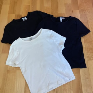 Crop top - Säljer mina ribbade crop tops då dem ej längre passar. Lagom att använda nu till sommaren då dom är luftiga och sköna. Inköpspris: 80kr st !OBS! Säljer ej styckvis, utan man köper alla. Köparen står för frakt!