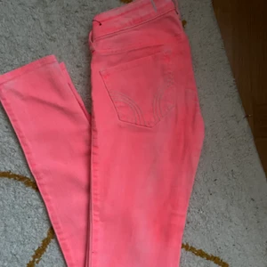 Supercoola Hollister jeans strl 25/29 - Jeans använda en gång strl 25/29 . Köparen står för frakt . Spårbart 66kr . Bud från 250kr