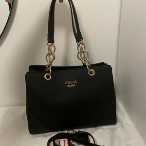 GUESS axelväska  - Säljer denna helt oanvända GUESS väska för 1000kr, priset kan diskuteras, finns i Gbg 