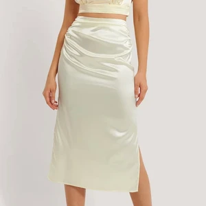 Satin kjol  - Kjol från nakd som jag aldrig har använt. Slutsåld på hemsidan, nypris 439kr 💓🌸