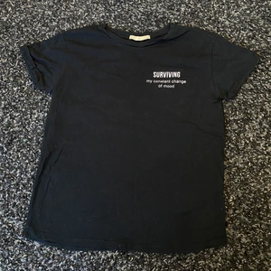 Svart t-shirt - Säljer min svarta t-shirt från pull&bear.  Skick: väldigt bra! Storlek: XS Nypris: ca 150-200kr