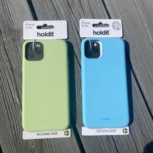 Holdit skal iPhone 11 pro - Två silikonskal från Holdit i ljusblått och ljusgrönt. 💙💚 Helt oanvända och kvar i sin förpackning. Säljer för att det blev fel modell vid köpet. Köp direkt för 100kr (+frakt🥰)