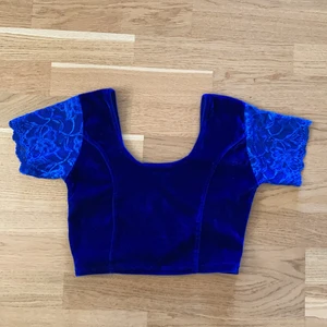 topp i sammet - superfin topp i sammet med spetsärmar! står ingen storlek men passar typ som xs. dm för mer info/bilder. möter upp i stockholm, annars står köparen för frakten <3