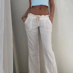 Roxy lågmidjade linnebyxor  - Skit snygga lågmidjade linnebyxor som är perfekta till sommaren. Köp direkt för 900