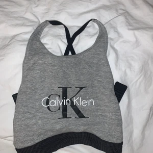 Bh topp - Korsad i ryggen. Knappt använd