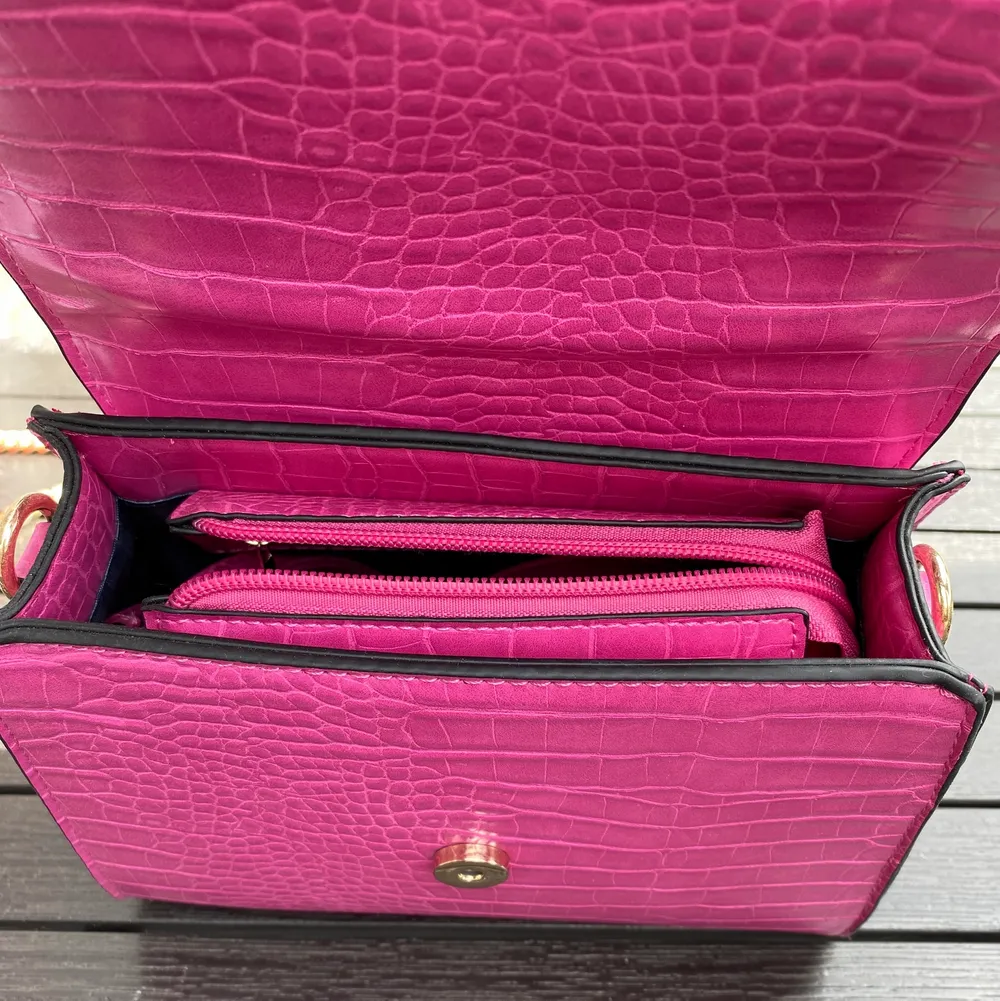 Säljer min rosa Barbiedröm 💖 en mellanstor men rymlig handväska som jag endast har använt en gång. Från jfr, dock utgått ur sortimentet. Finns även ett avtagbart axelband. Superfint skick! Hör av dig till mig vid frågor eller om du vill ha fler bilder! 💗. Väskor.