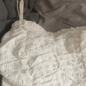  Topp  - Jättefin sommar topp från Gina till K köpte förra året säljer PGA det är inte riktigt min stil längre men den är som ny jättefin sommrig❤️🫶🏽