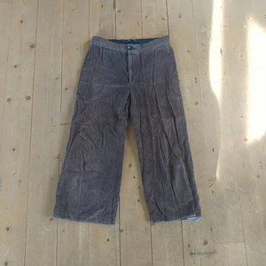 Bruna Cordbyxor - Lite utsvängda, har ett litet hål på knäet (bild 3) men annars i fint skick. Passar en liten M.