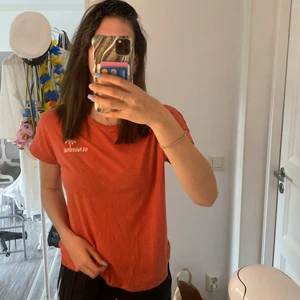 Orange t-shirt - Oanvänd t-shirt från H&M 💞frakt tillkommer på 45kr