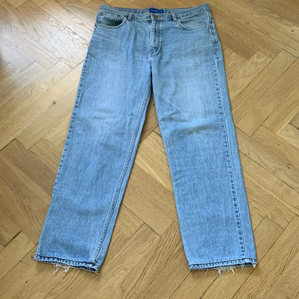Fina Tommy hilfiger jeans, använd några få gånger säljer pga att jag rensar min garderob. Storlek m, hör av er vid intresse eller för mer bilder<3. Farkut & Housut.