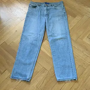 Fina Tommy hilfiger jeans, använd några få gånger säljer pga att jag rensar min garderob. Storlek m, hör av er vid intresse  eller för mer bilder<3