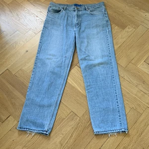 Jeans - Fina Tommy hilfiger jeans, använd några få gånger säljer pga att jag rensar min garderob. Storlek m, hör av er vid intresse  eller för mer bilder<3