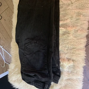 Jeans  - Ett par slim jeans med 4 hål