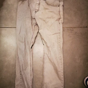 Diesel jeans 30 - Knappt använda då det är lite för långa för mig storlek 30 jag är 1.76cm. Har ej kvar kvitto men för mig jag köpte det för 2000kr i London. 
