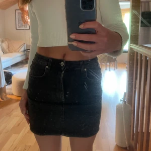 Jeanskjol - Skit cool svart jeans kjol. Perfekt nu i sommar. Jag använder tyvärr inte denna längre då den är lite thight för mig. Toppskick. Köparen står för frakten 💕