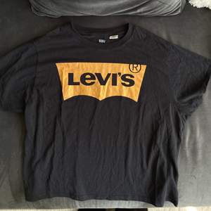 Mörkgrå T-shirt med guld Levi’s tryck på, knappt använt 