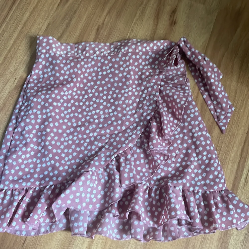 Super fin rosa kjol från Shein, stolek s,36, men skulle säga att den är liten i stoleken.. Kjolar.