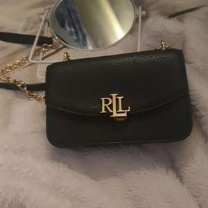 Stilren handväska äkta Ralph Lauren! Som ny! Perfekt för utelivet i sommar!