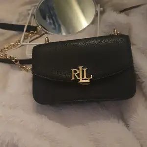 Stilren handväska äkta Ralph Lauren! Som ny! Perfekt för utelivet i sommar!