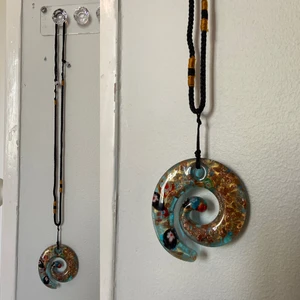 Halsband  - Så otroligt fint och unikt halsband, har för många liknande…justerbart!! 🌞🌿💘 exklusive frakt