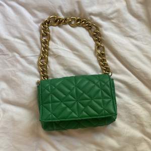 Så snygg grön väska från Zara jag har tröttnat på och säljer därför vidare