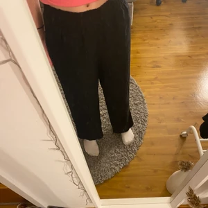Svarta linnebyxor - Fina linnebyxor från hm med resår runt midjan och fickor framtill! Väldigt bra skick! Frakt inräknat i pris!
