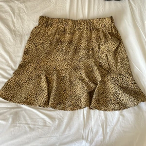 Kjol med volang - Snygg kjol med volanger från Gina! Knappt använd. Storlek 40. Frakt tillkommer