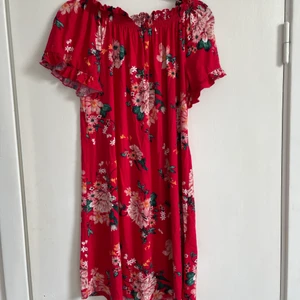 Sommarklänning gina - Sommarklänning från Gina med blommor. Den går att ha off-shoulder. Storlek S. Frakt tillkommer